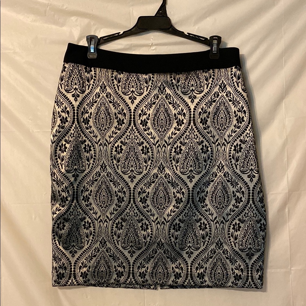 Worthington Black and Silver size 14P, beautiful Pencil Skirt